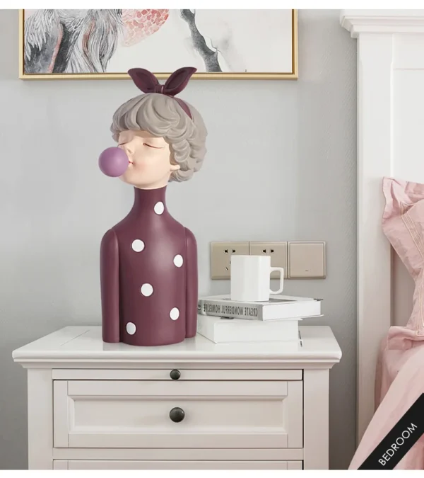Estátua de Menina Soprando um Chiclete