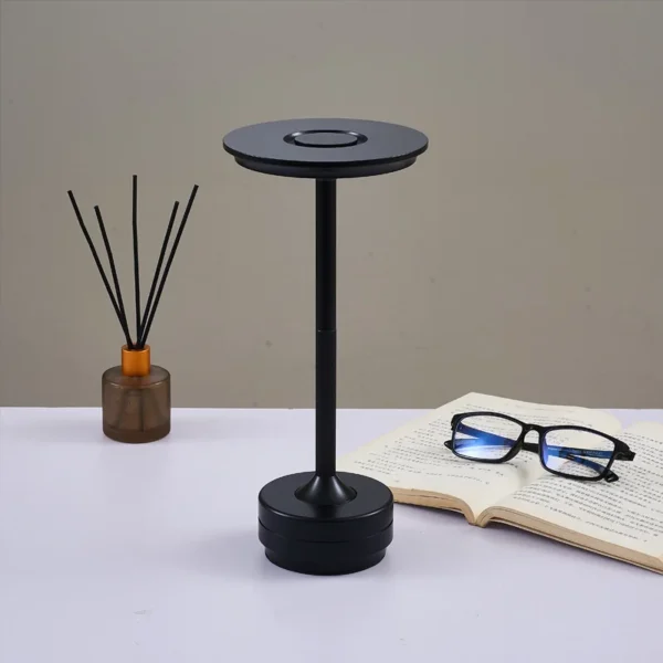 Luminária Moderna de Mesa em Metal