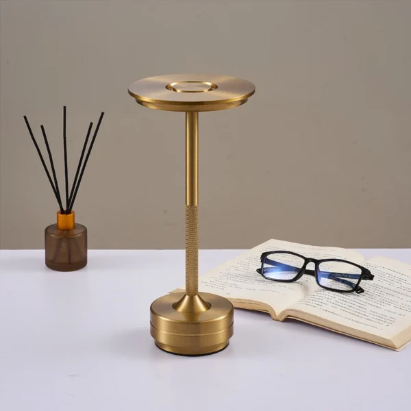 Luminária Moderna de Mesa em Metal