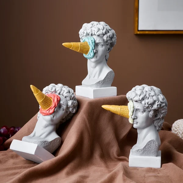 Estátua Sorvete na Cara de Davi