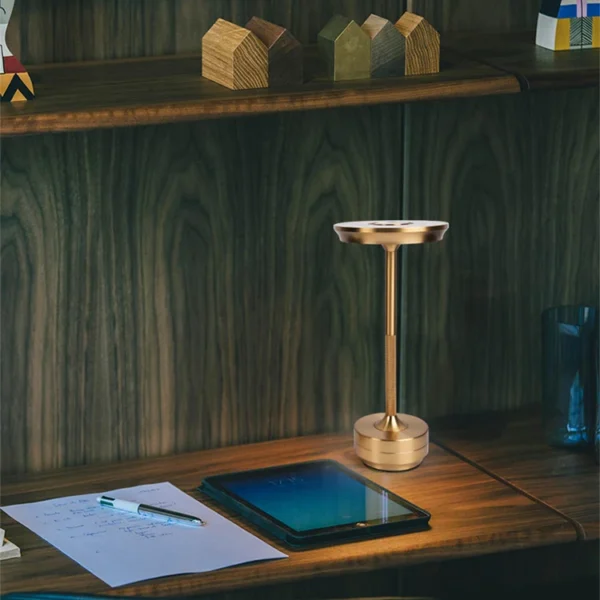 Luminária Moderna de Mesa em Metal