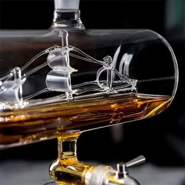 Decanter de Vidro com Navio Esculpido