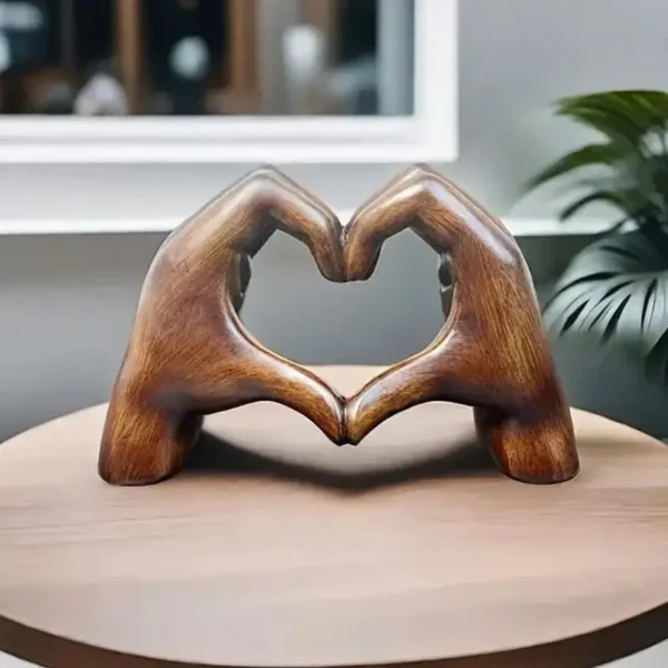 Estátua Coração de Mãos