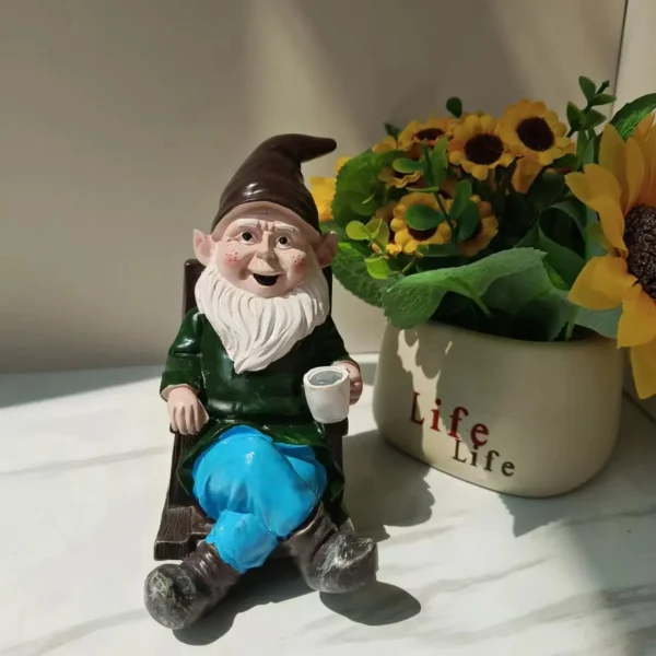 Enfeite de Gnomo na Cadeira de Balanço